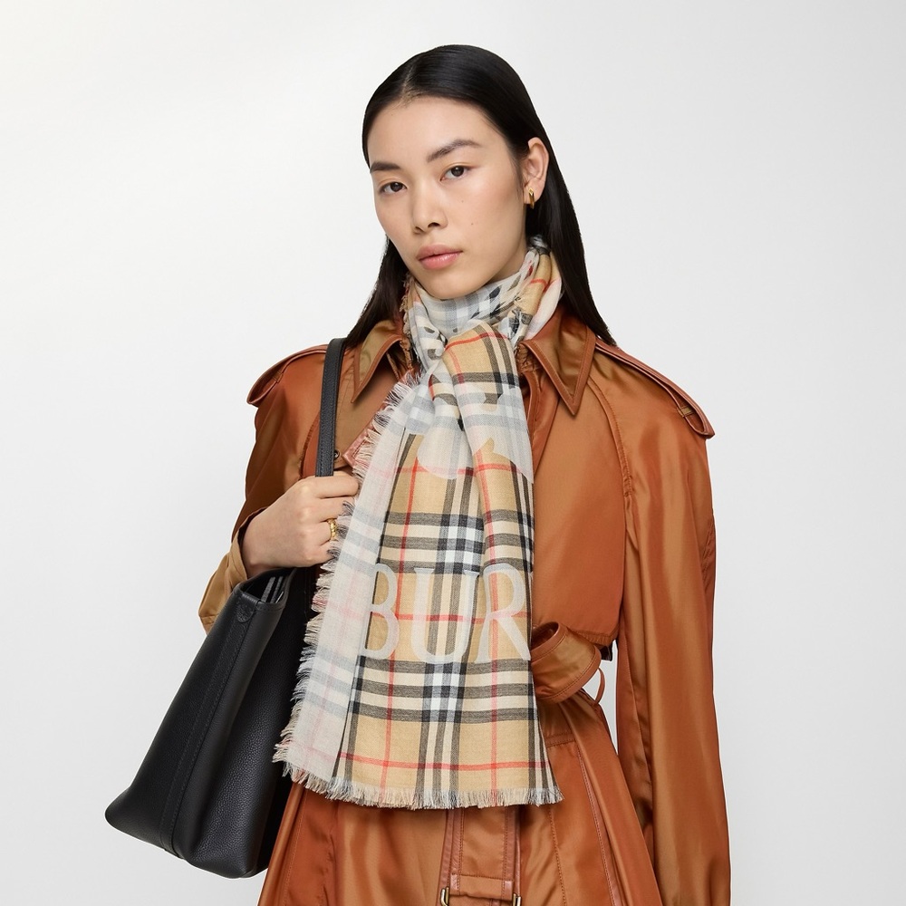 Burberry Beige and Black Check Wool Scarf with Logo Tag new with tags - Picture 9 of 9
